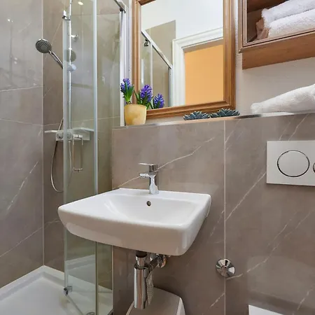 Little Roos アパート